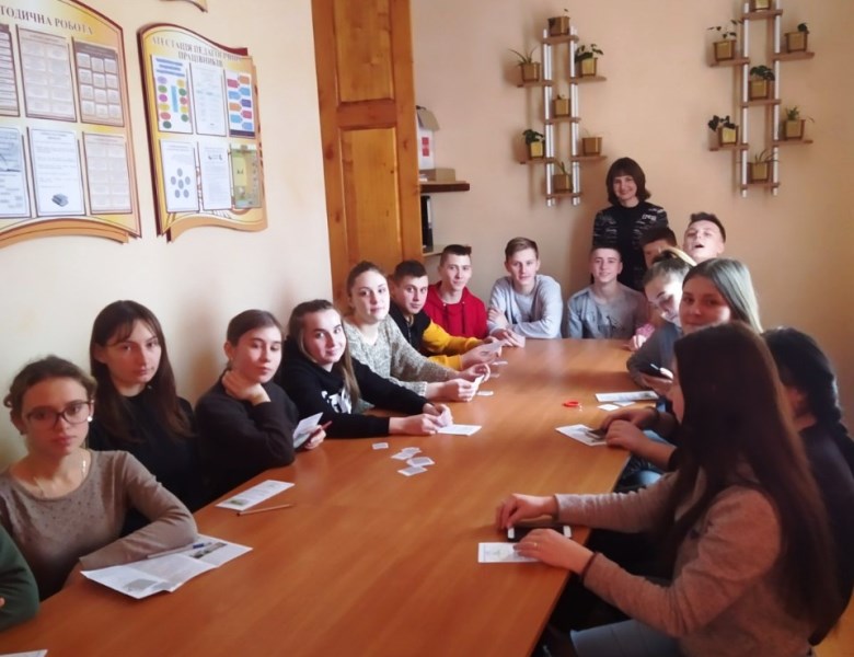 доцент Янковська Л. у колі майбутніх  абітурієнтів